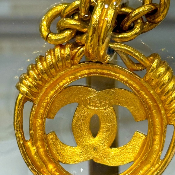Vintage CHANEL GOLD CC WITH WRAPS 24K plated and pristine condition, WITH COA - Picture 3 of 5